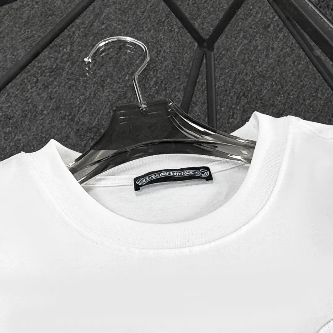 P180 Chrome Hearts Chrome Hearts 25 high version. The fabric is made of 300g high-density pure cotton. It does not deform or shrink. It has three labels. It is the same style for men and women. Technology: patch embroidery + original development hardware. Color: white, black, pink. SIZE: S-XL